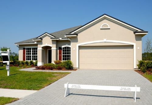 Florida home with modern garage door